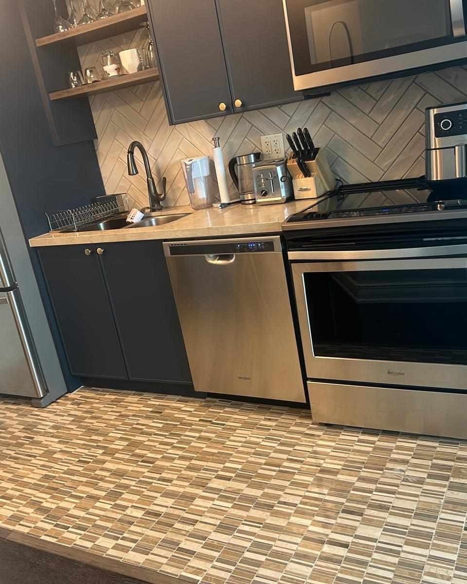 After cleaning - spotless kitchen